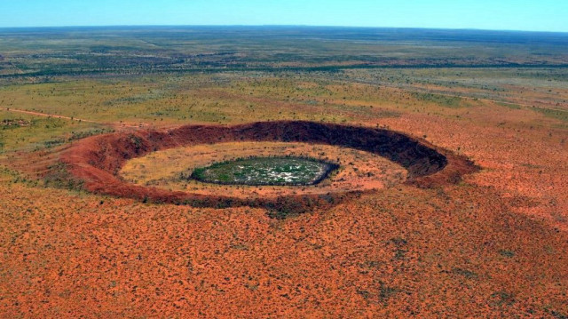 D’après les chercheurs, le cratère aurait 3,47 milliards d’années et pourrait s’étendre sur 100 kilomètres de diamètre.