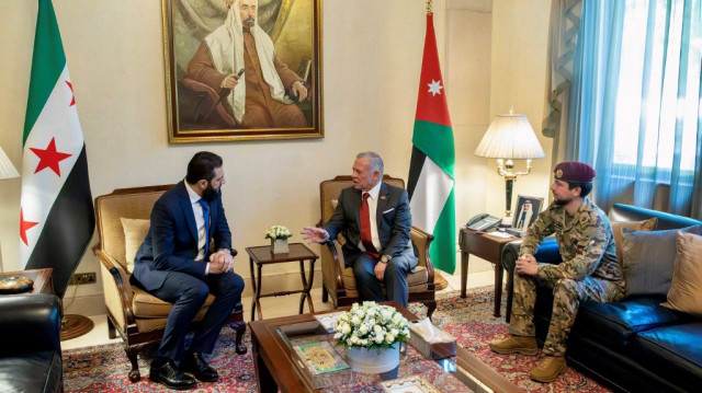 Une photo diffusée par le palais royal jordanien montre le roi Abdallah II (C) et le prince héritier Hussein (D) rencontrant le président intérimaire de la Syrie, Ahmed al-Sharaa, à Amman, le 26 février 2025.