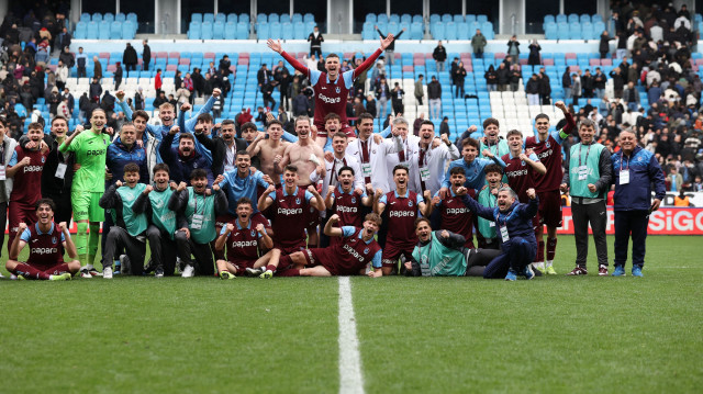 Trabzonspor U19 Takımı'nın Atalanta zaferi sonrası yaşadığı sevinç.