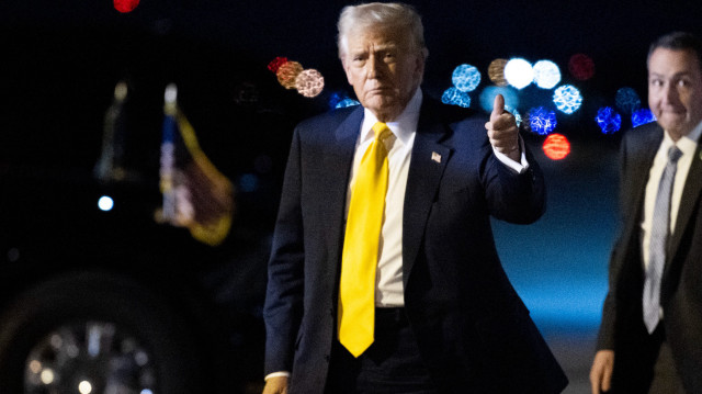 Le président américain Donald Trump lève le pouce après être descendu d'Air Force One à l'aéroport international de Palm Beach à West Palm Beach, Floride, le 7 mars 2025. Donald Trump passe le week-end dans son centre de villégiature de Mar-a-Lago.