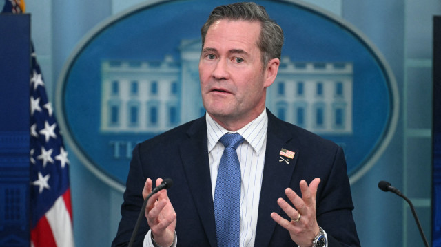 Le conseiller américain à la sécurité nationale, Mike Waltz, s'exprime lors de la conférence de presse quotidienne dans la salle de briefing Brady de la Maison Blanche à Washington, DC, le 20 février 2025.