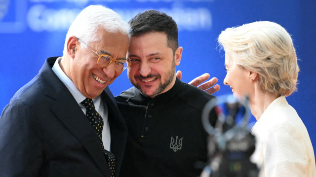 Le président du Conseil européen Antonio Costa (G) et la présidente de la Commission européenne Ursula von der Leyen (D) saluent le président ukrainien Volodymyr Zelensky à son arrivée au Conseil européen spécial pour discuter du soutien continu à l'Ukraine et de la défense européenne au siège de l'UE à Bruxelles, le 6 mars 2025. Les dirigeants de l'Union européenne tiennent des discussions d'urgence à Bruxelles alors que l'administration Trump bouleverse les alliances traditionnelles et se rétracte en soutenant l'Ukraine pendant la guerre. Le sommet réunit les 27 dirigeants de l'UE pour la première fois depuis la rencontre explosive entre les présidents américain et ukrainien le 28 février 2025, l'aide militaire américaine et le partage de renseignements ayant été suspendus depuis.