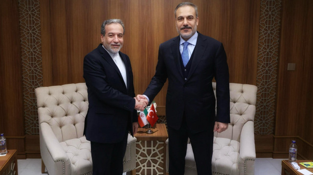 Le ministre turc des Affaires étrangères Hakan Fidan a rencontré Abbas Araghchi, ministre des Affaires étrangères de l'Iran, en marge de la session extraordinaire du Conseil des ministres des Affaires étrangères de l'Organisation de la coopération islamique, à Jeddah.