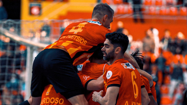 Kayserisporlu futbolcular gol sevinçlerinde büyük coşku yaşadı.