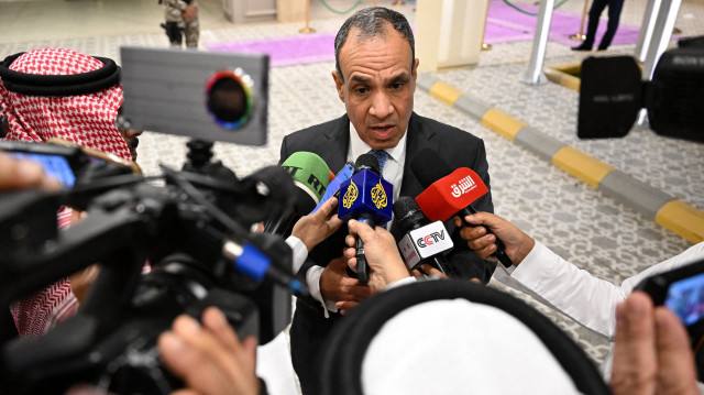 Le ministre égyptien des Affaires étrangères, Badr Abdelatty, s'adresse aux médias après avoir participé à une réunion d'urgence du Conseil des ministres des Affaires étrangères des États membres de l'Organisation de la coopération islamique (OCI) à Djeddah, le 8 mars 2025. L'OCI a approuvé une contre-proposition de la Ligue arabe au plan controversé du président américain Donald Trump de prendre le contrôle de Gaza et de déplacer ses habitants, tôt le 8 mars.