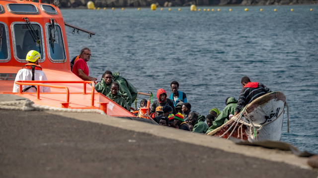 Un bateau "cayuco" en provenance de Mauritanie avec 78 migrants à bord arrive après avoir été secouru en mer par le navire espagnol Salvamento Maritimo (agence de recherche et de sauvetage en mer) Salvamar Acrux, au port de La Restinga sur l'île canarienne d'El Hierro, le 23 novembre 2024. 