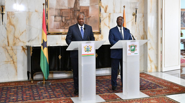 Le président ivoirien Alassane Ouattara (à droite) et le président ghanéen John Dramani Mahama (à gauche) assistent à une conférence de presse conjointe à la suite de leur rencontre au palais présidentiel d'Abidjan, le 5 mars 2025.
