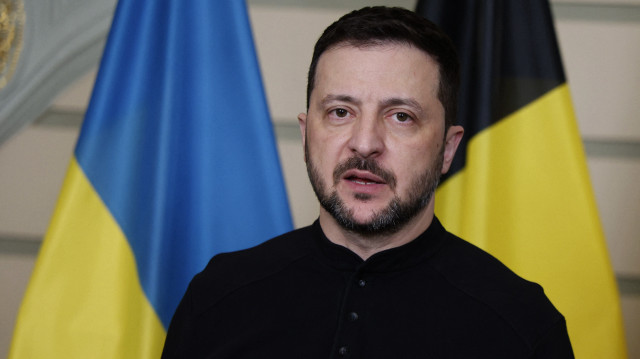 Le président ukrainien Volodymyr Zelensky regarde la scène lors d'une réunion avec le Premier ministre belge en marge du Conseil européen spécial, au bureau du Premier ministre belge, à Bruxelles, le 6 mars 2025.