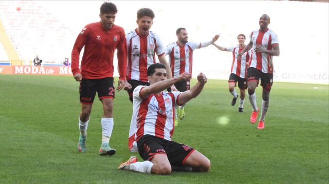 Bekir Böke attığı 2 golle maçın yıldızı oldu.