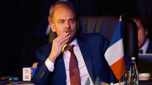 Le ministre français de l'Europe et des affaires étrangères, Jean-Noël Barrot, écoute le président sud-africain, Cyril Ramaphosa, prononcer le discours principal lors de la cérémonie de bienvenue de la réunion des ministres des affaires étrangères du G20 au Nasrec Expo Centre de Johannesburg, le 20 février 2025.