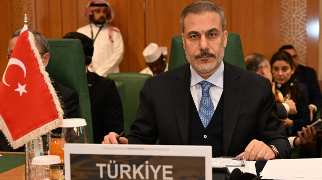 Le ministre turc des affaires étrangères, Hakan Fidan, assiste à la session extraordinaire du Conseil des ministres des affaires étrangères des États membres de l'Organisation de la coopération islamique (OCI) à Djeddah, le 7 mars 2025. Les ministres des affaires étrangères des 57 membres de l'OCI se sont réunis après que la Ligue arabe a approuvé la proposition de l'Égypte de reconstruire la bande de Gaza sous la future administration de l'Autorité palestinienne.