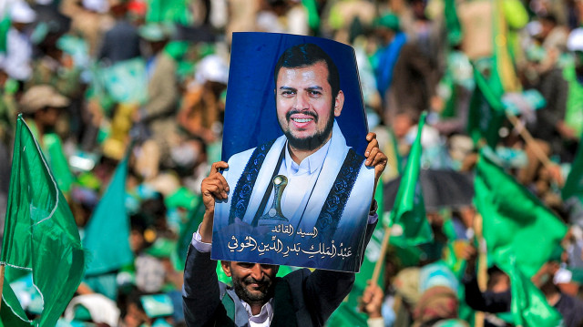 Un Yéménite soulève un portrait du dirigeant hutu Abdul Malik al-Houthi lors d'une cérémonie marquant l'anniversaire de la naissance du prophète Mahomet, à Sanaa, le 27 septembre 2023.
