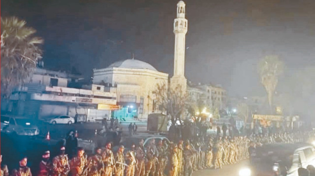 Rejim artıklarının Sünnilere saldırması sonucu tansiyonun yükseldiği Humus'ta, Suriye güvenlik güçleri, Nusayri ailelerinin mahallerinin girişinde adeta etten duvar örerek nöbet tuttu.