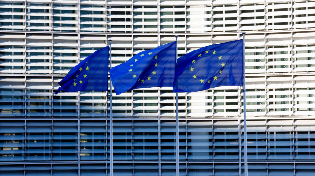 Le drapeau de l'Union européenne flotte au siège de l'UE pendant le Conseil européen spécial pour discuter du soutien continu à l'Ukraine et de la défense européenne, à Bruxelles le 6 mars 2025. Les dirigeants de l'Union européenne se réunissent en urgence à Bruxelles alors que l'administration Trump bouleverse les alliances traditionnelles et retire son soutien à l'Ukraine en temps de guerre. Le sommet réunit les 27 dirigeants de l'UE pour la première fois depuis la rencontre explosive entre les présidents américain et ukrainien le 28 février 2025, l'aide militaire américaine et le partage de renseignements ayant été suspendus depuis.