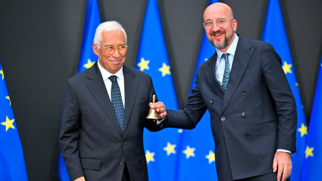 Le nouveau président du Conseil européen, Antonio Costa (G), pose avec une cloche à côté du président sortant du Conseil européen, Charles Michel, lors de la cérémonie de passation des pouvoirs au Conseil européen de Bruxelles, le 29 novembre 2024. L'ancien Premier ministre portugais Antonio Costa espère mettre à profit sa réputation de négociateur affable pour mener à bien l'une des missions les plus délicates de l'Union européenne : tenter de parvenir à un accord entre les chefs d'État et de gouvernement de l'Union.