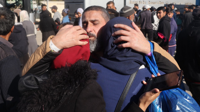 Un ancien prisonnier palestinien, libéré dans le cadre du sixième échange d'otages et de prisonniers, est accueilli par des amis et des parents à son arrivée à l'hôpital européen de Khan Yunis, dans le sud de la bande de Gaza, le 15 février 2025. Le 15 février, l'administration pénitentiaire israélienne a confirmé avoir libéré 369 prisonniers des prisons d'Ofer et de Kziot, près de Ramallah et de Gaza respectivement, après les avoir transférés "de plusieurs prisons à travers le pays".