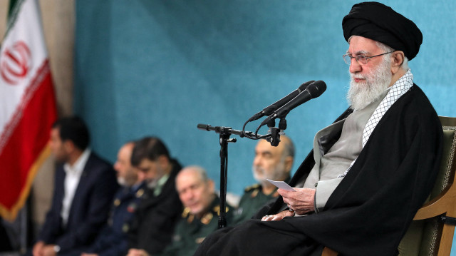 Cette photo diffusée par le bureau du guide suprême iranien, l'Ayatollah Ali Khamenei, le montre en train de s'exprimer lors d'une réunion avec des représentants du gouvernement iranien à Téhéran, le 8 mars 2025.