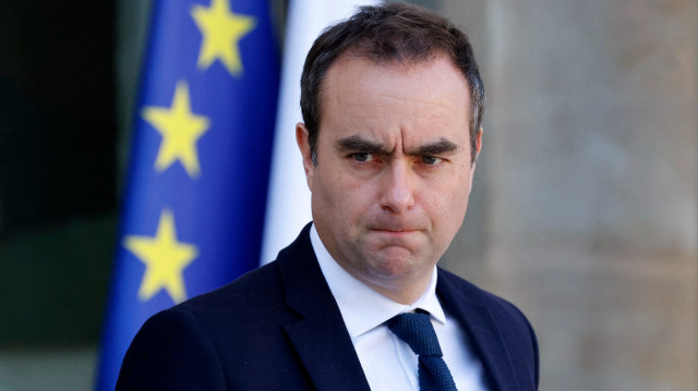 Le ministre français des Forces armées, Sébastien Lecornu, quitte le palais présidentiel de l'Élysée après la réunion hebdomadaire du cabinet, à Paris, le 5 mars 2025.