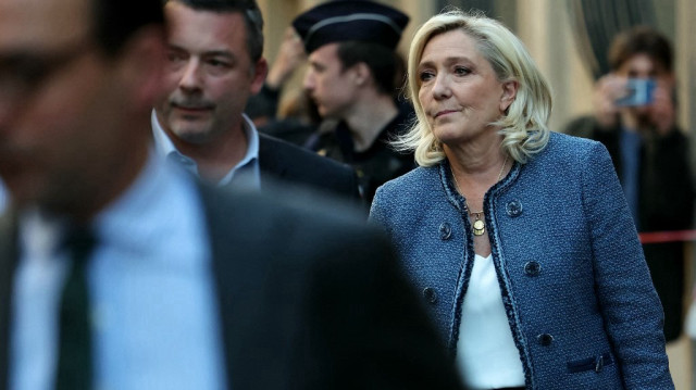 La présidente du groupe parlementaire du parti d'extrême droite français Rassemblement National (RN), Marine Le Pen, quitte le siège du RN, à Paris, le 31 mars 2025.