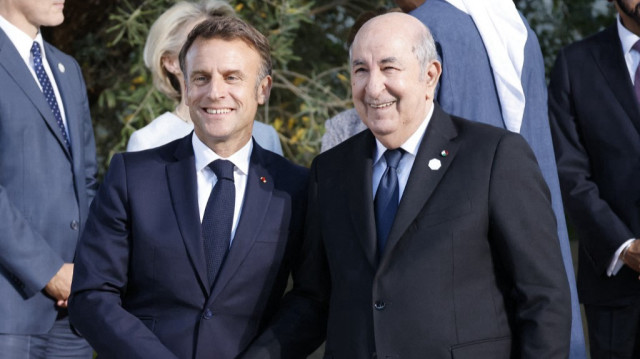 Le président français Emmanuel Macron serre la main du président algérien Abdelmadjid Tebboune lors du sommet du G7 organisé par l'Italie, à Savelletri, le 14 juin 2024.