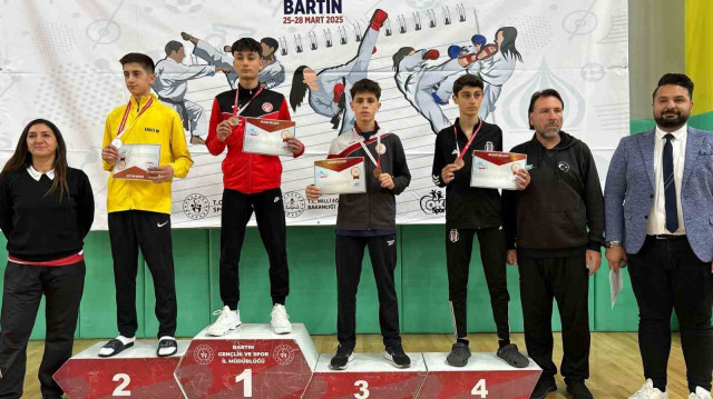 Dereceye giren sporcular madalyalarını aldı.