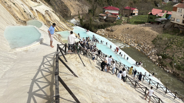Giresun'da turkuaz renkli göletler ve beyaz taşlardan oluşan Göksu travertenleri, Ramazan Bayramı'nda 3 bin kişiyi ağırladı.