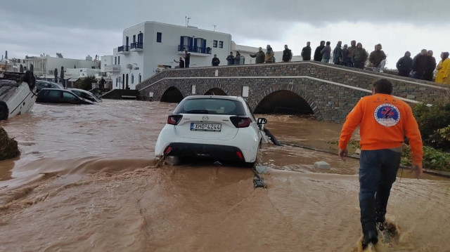 Yunanistan'da şiddetli yağış Kiklad Adaları'nda sel ve maddi hasara neden oldu.