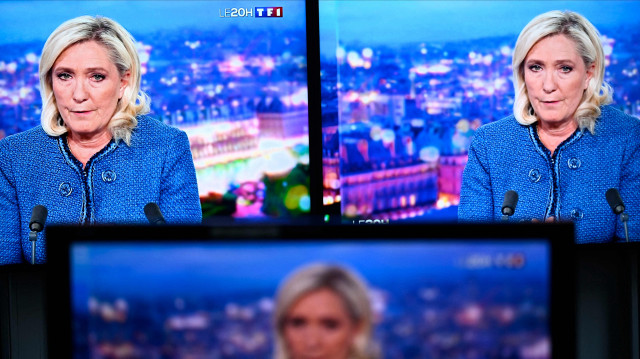 La présidente du groupe parlementaire d'extrême droite Rassemblement National (RN), Marine Le Pen, lors d'une interview télévisée diffusée dans le journal du soir de la chaîne française TF1, à Paris, le 31 mars 2025.