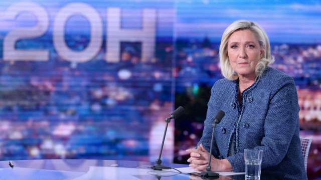 La présidente du groupe parlementaire d'extrême droite Rassemblement National (RN), avant une interview au journal télévisé du soir de la chaîne française TF1, en banlieue de Paris, le 31 mars 2025.