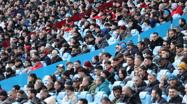 Trabzonsporlu taraftarlar, genç takımları için stadyuma akın etti.
