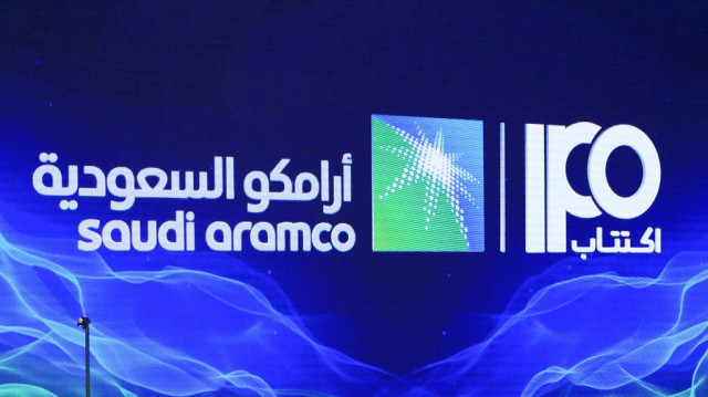 Panneau de l'introduction en bourse (IPO) de Saudi Aramco lors d'une conférence de presse de la société d'État dans la région orientale de Dhahran, en Arabie saoudite, le 3 novembre 2019.