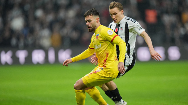 Trendyol Süper Lig'in 26. haftasında, Beşiktaş ile Bellona Kayserispor takımları Tüpraş Stadı'nda karşılaştı. Bir pozisyonda Beşiktaş oyuncusu Jonas Svensson (sağda) ile Bellona Kayserispor oyuncusu Miguel Cardoso (7) mücadele etti.

