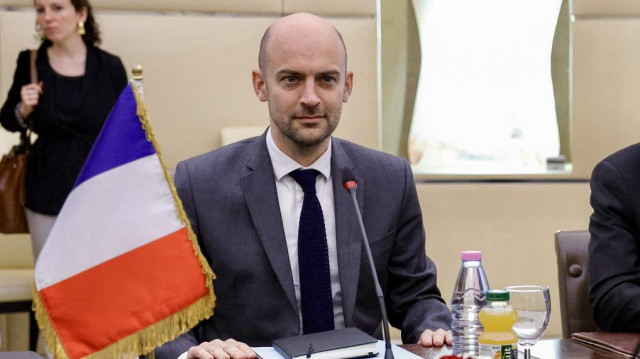 Cette photo diffusée par le ministère français de l'Europe et des Affaires étrangères (MEAE) montre le ministre français des Affaires étrangères, Jean-Noël Barrot, rencontrant le ministre algérien des Affaires étrangères au siège du ministère à Alger, le 6 avril 2025.