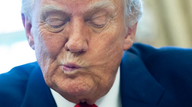 Le président américain Donald Trump prend la parole après avoir signé un décret dans le Bureau ovale de la Maison Blanche, le 9 avril 2025 à Washington.