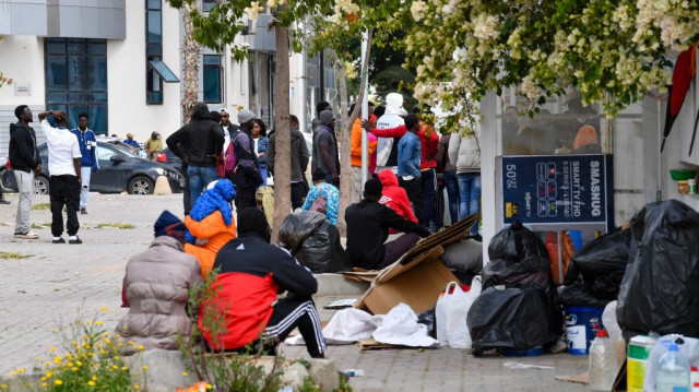 Des migrants d'Afrique subsaharienne attendent devant le siège de l'Organisation internationale pour les migrations (OIM) à Tunis, le 10 avril 2025.