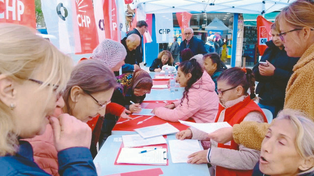 Eski İBB Başkanı Ekrem İmamoğlu için imza atan vatandaşlar