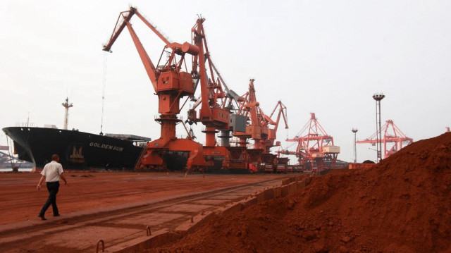 Un bulldozer charge de la terre contenant divers métaux rares, dans la province du Jiangsu, en Chine de l'Est, le 5 septembre 2010.