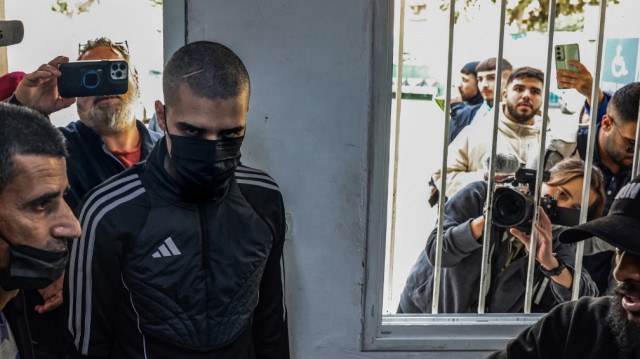 Le Palestinien Ahmed Manasra, libéré plus tôt dans la journée d'une prison israélienne, arrive à un bureau de la sécurité israélienne à Jérusalem le 10 avril 2025.
