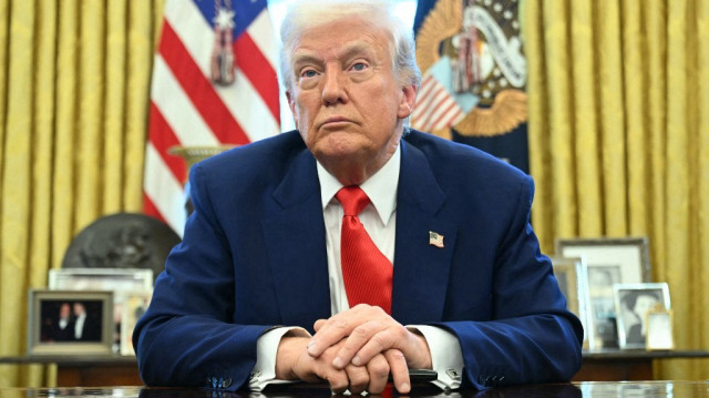 Le président américain Donald Trump après avoir signé un décret exécutif dans le Bureau ovale de la Maison Blanche, le 9 avril 2025 à Washington.