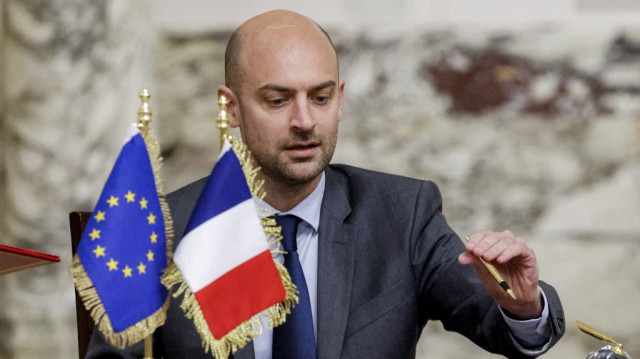 Le ministre français de l'Europe et des Affaires étrangères, Jean-Noël Barrot, se prépare à signer un accord bilatéral lors d'une cérémonie au palais présidentiel du Caire, le 7 avril 2025.