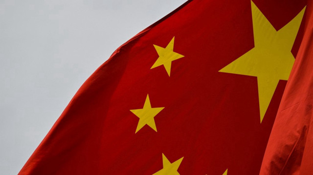Drapeau chinois aperçu dans le quartier financier de Shanghai, le 7 avril 2025.