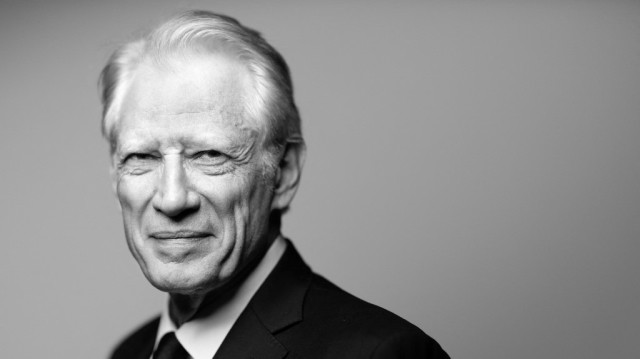 L'ancien Premier ministre français Dominique de Villepin pose lors d'une séance photo à Paris le 4 avril 2025.