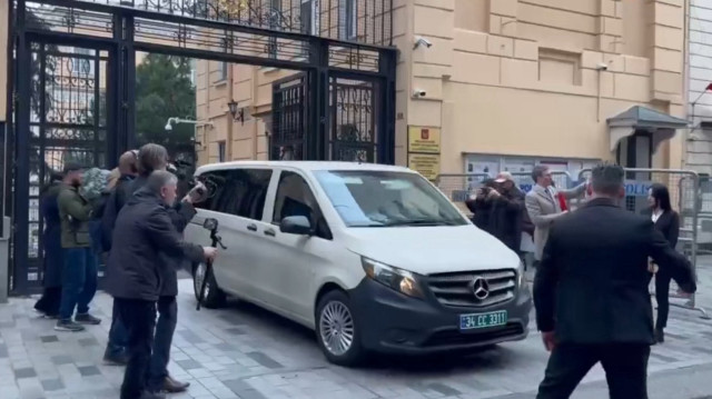 Véhicule de la délégation américaine sortant de l'ambassade de Russie à Istanbul, le 10 avril 2025.