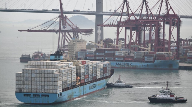 Un porte-conteneurs quitte le terminal de Kwai Chung à Hong Kong, le 10 avril 2025.