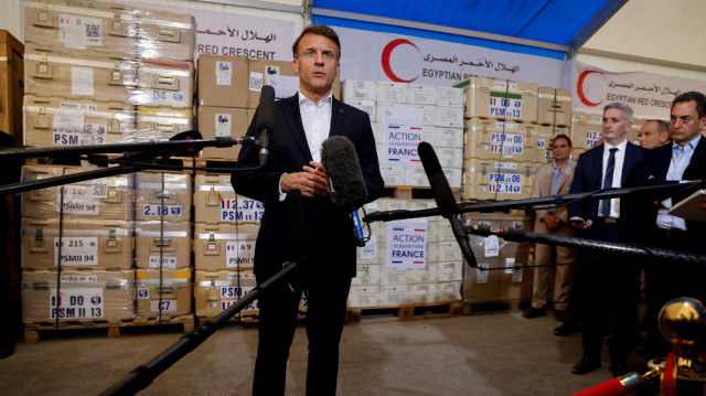 Le président français Emmanuel Macron prononce un discours devant l'aide humanitaire destinée à Gaza, à l'entrepôt du Croissant-Rouge égyptien dans la ville égyptienne d'Arish, au nord de la péninsule du Sinaï, à environ 55 kilomètres à l'ouest de la frontière avec la bande de Gaza, le 8 avril 2025.