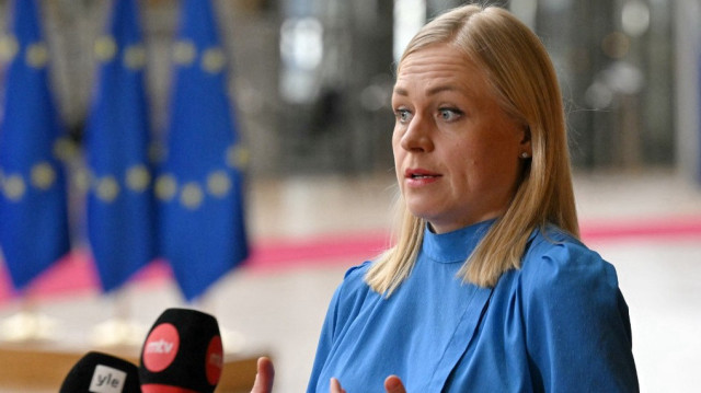La ministre finlandaise des Affaires étrangères, Elina Valtonen, s'adresse aux journalistes à son arrivée à la conférence de Bruxelles IX intitulée "Aux côtés de la Syrie : répondre aux besoins d'une transition réussie", au bâtiment Europa à Bruxelles, le 17 mars 2025.