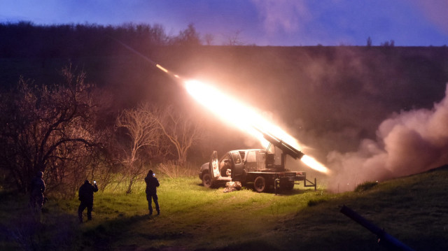 Sur cette photo prise le 8 avril 2025 et diffusée le 9 avril 2025 par le service de presse de la 65e brigade mécanisée des forces armées ukrainiennes, des militaires ukrainiens tirent un MLRS (Multiple Launch Rocket System) mobile à un endroit non identifié sur la ligne de front dans la région de Zaporizhzhia, au cours de l'invasion russe de l'Ukraine.