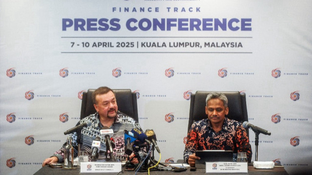 Le deuxième ministre des finances de la Malaisie, Amir Hamzah Azizan (à gauche), s'adresse aux médias lors d'une conférence de presse avec le gouverneur de la banque centrale de Malaisie, Abdul Rasheed Ghaffour (à droite), le dernier jour de la 12e réunion des ministres des finances et des gouverneurs de banque de l'ANASE, à Kuala Lumpur, le 10 avril 2025.