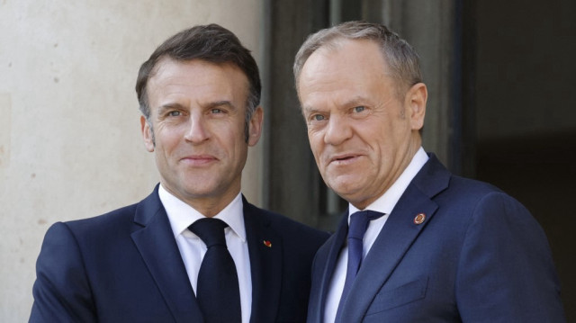 Le président français Emmanuel Macron accueille le Premier ministre polonais Donald Tusk (à droite) à son arrivée au sommet de la "coalition des volontaires" au palais de l'Élysée, à Paris, le 27 mars 2025.