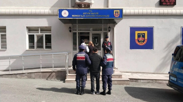 Göçmen kaçakçısı olduğu iddiasıyla 2 şüpheli tutuklandı.